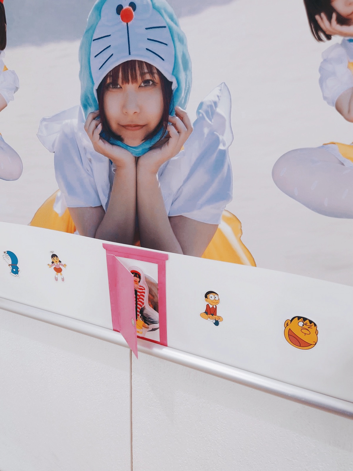 展示写真の中の小さな扉から現れるミニこなみん