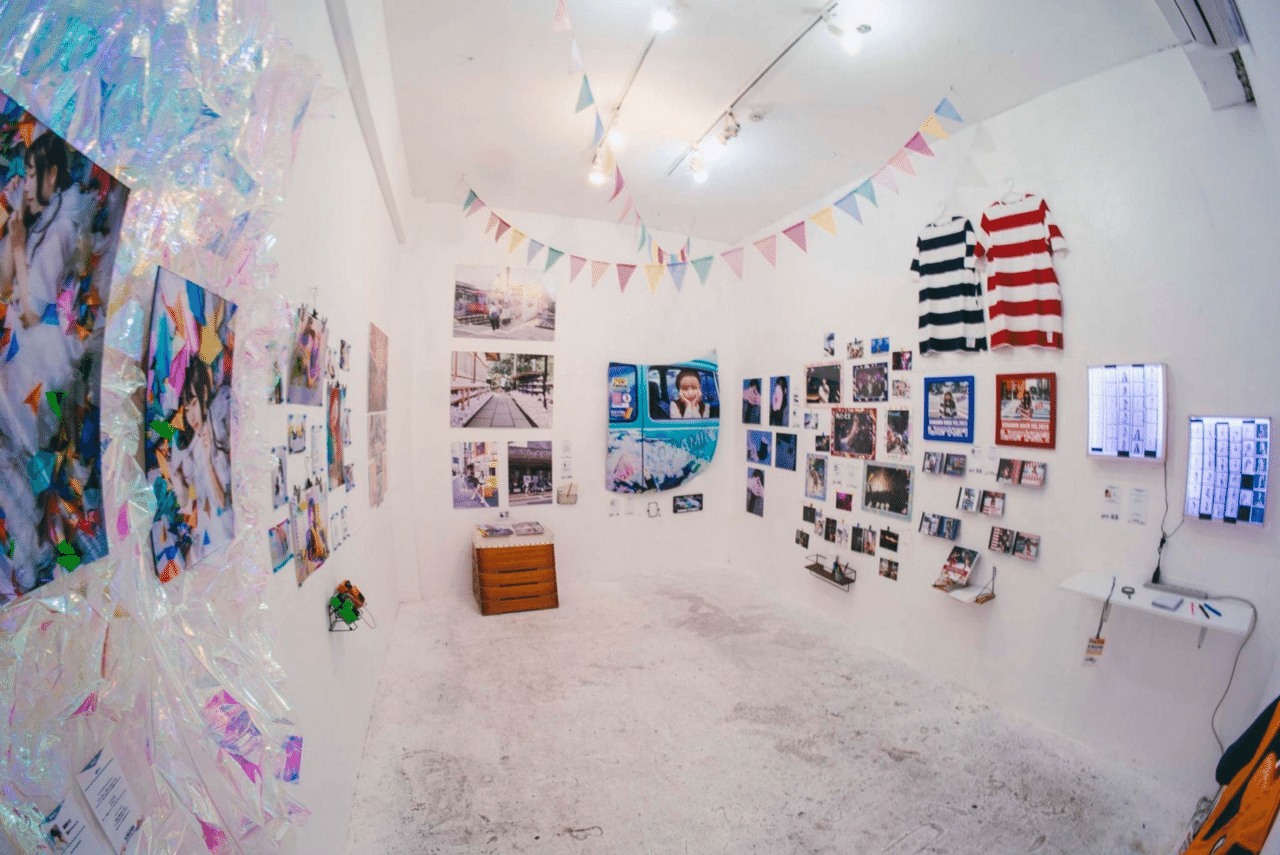 ガーランドと作品で装飾された展示室