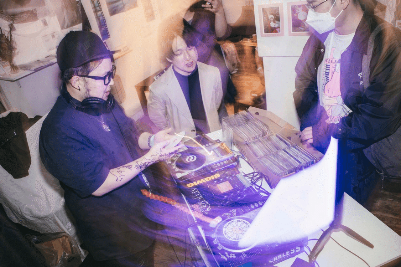 夜の会場で音楽をかけるDJ