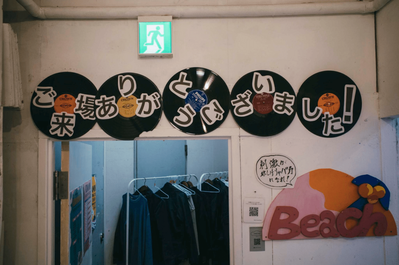 レコードを使って装飾された会場入口