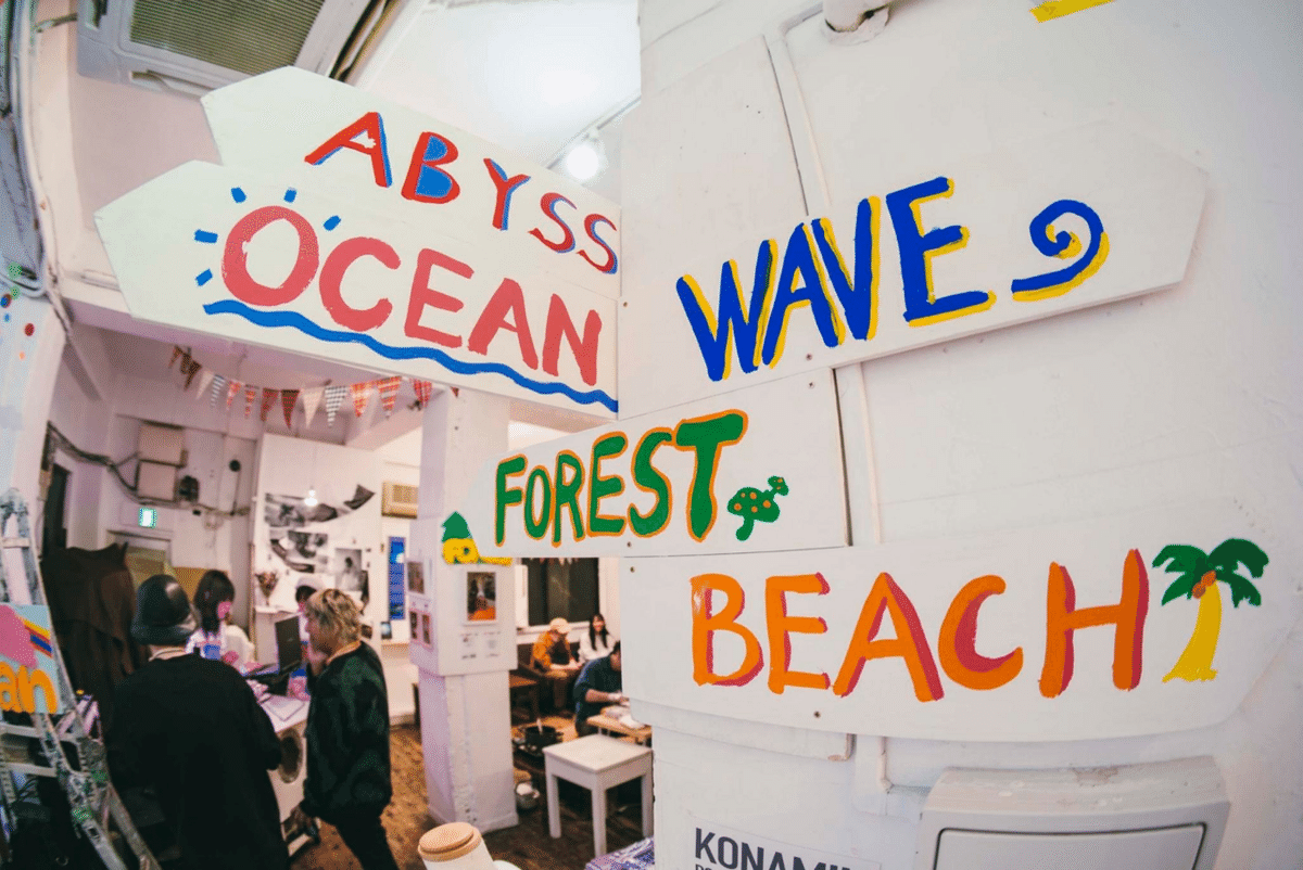 Wave、Beach、Ocean、Abyss、Forestの手作りステージ看板が吊られた会場