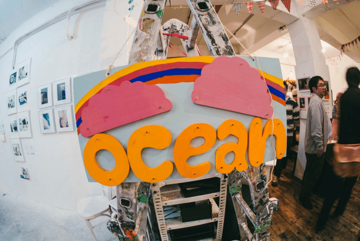脚立に吊られた手作りのOcean Stage看板