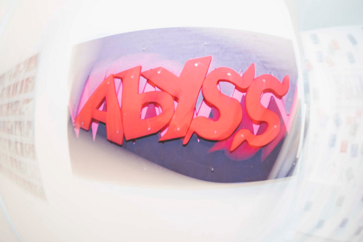 手描きで仕上げられたAbyss Stage看板