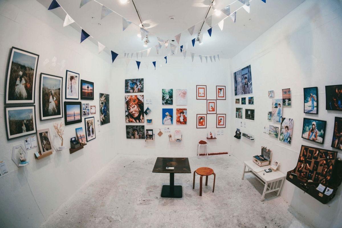 作品とガーランドで構成されたKONAMIN ROCK FESTIVAL' 2023の展示室