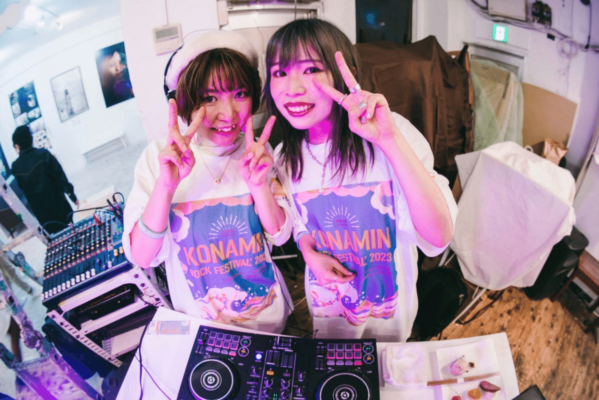 DJブースでポーズを取るKONAMIN ROCK FESTIVAL' 2023の出演者